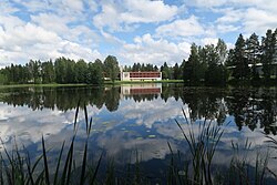 Sahalahtea lännestä heinäkuussa 2016. Kuvassa Metsäopiston rakennus.