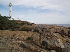 Das Todogasaki-Steinmonument und der Todogasaki-Leuchtturm am Kap Todo auf der Halbinsel Omoe. Bekannt als östliches Ende der Insel Honshū.[1]