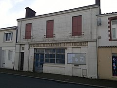 La façade de l'ancien bureau de Poste vue du trottoir opposé