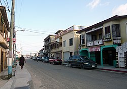 Rua principal de Dangriga.