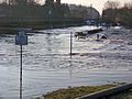 Neue Luppe bei Hochwasser 2011 mit Eisenbahnbrücke