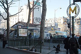 Een uitgang van het station aan de Boulevard Ornano