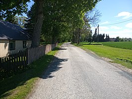 Weg met bushalte in Alavere