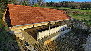 Le lavoir-abreuvoir de la Lotière.