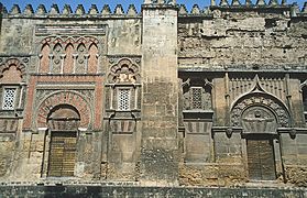 Mur extérieur - À gauche, la Puerta del Espíritu Santo - À droite, la Puerta de San Pedro (5e et 6e portes du mur Ouest).