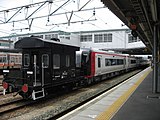 車掌車が連結された甲種輸送列車の例。