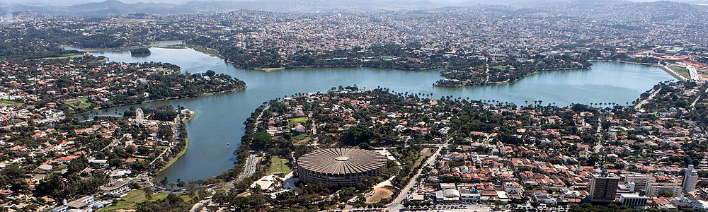 Panoramo kun l'artificala lago Pampulha e futbalo-stadio Mineirão.