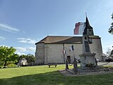 Le monument aux morts et l'église Saint-Jean-Baptiste.