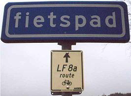 Routebordje LF 8a onder een fietspadbord