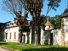 L'entrée du château de Servon. Au second plan, le pigeonnier.