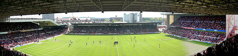 Panorama stadionu z górnego sektora trybuny Briana Clougha