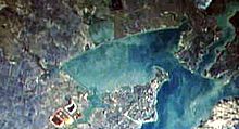 Photographie satellite d'une baie.