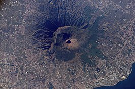 De caldera van de Monte Somma, met in het midden de Vesuvius