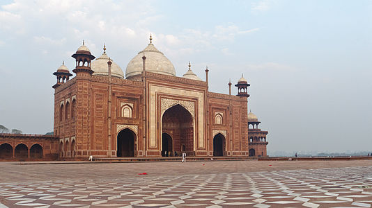 La mosquée à gauche du Taj Mahal.