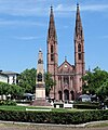 Biserica Bonifatiuskirche şi Obeliscul Waterloo din piaţa Luisenplatz