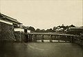 L'ancien pont avant qu'il ne soit remplacé par un pont de style européen à l'époque Meiji, avec la Fushimi-yagura à l'arrière.