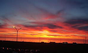 Le coucher de soleil sur la plage de Dieppe est un spectacle quotidien apprécié des touristes et des Dieppois.