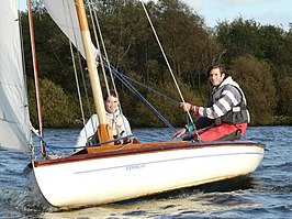 Twee met ruime wind zeilende jongeren