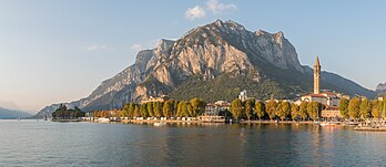 Vue de Lecco, sur la rive du lac de Côme, au pied du mont San Martino, un des sommets de la chaîne des Grigne (Lombardie). (définition réelle 7 181 × 3 116)