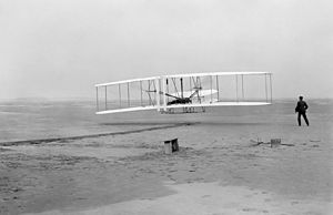 Wright Flyer: 17 Aralık 1903, Saat 10:35'te Kuzey Karolina'nın Kitty Hawk kasabasına 8 kilometre uzaklıktaki Kill Devil Hills kumulunda Wright Kardeşler tarafından uçakla gerçekleştirilen ilk insanlı uçuş.