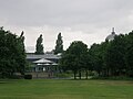 Blick über die Wiese zum Ringlokschuppen