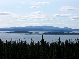 Vue du mont Babel, au centre-droit de la photo, de l'île René-Levasseur et du réservoir Manicouagan.