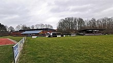 Sportzentrum an der Plaggenkrugstraße, Heimat des TuS Obenstrohe. Im Hintergrund Sporthalle und Haupttribüne des Rasenplatzes. Dieser ist im Vordergrund zu sehen, bei Aufnahme allerdings nicht gekreidet.