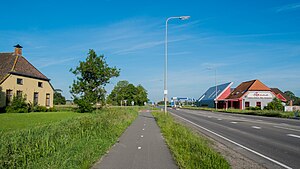 Gezicht op Slaperstil vanaf Nieuwklap met links de noordelijke boerderij en rechts het Chinees restaurant en het tankstation