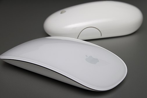 Magic Mouse davant d'un Mighty Mouse.