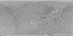 Mappa topografica di Dione. Proiezione equirettangolare. Area rappresentata: 90°N-90°S; 180°W-180°E.