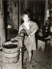 Un enfant tire de l'eau d'une pompe à main à Oklahoma City, 1939