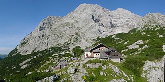 Das Hochtor im Gesäuse von Osten, im Vordergrund die Hesshütte