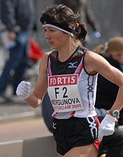 A russa Lyubov Morgunova corre para a vitória em 2008.