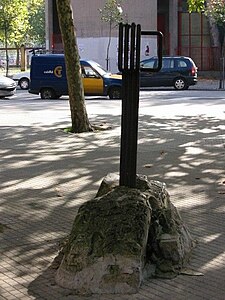 Monolito a las víctimas del 3 de marzo, frente a la iglesia de San Francisco