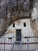 La facciata che chiude l'ingresso alla grotta di San Bernardino