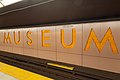 El nombre de la estación tras las vías. El interior de las letras está decorado con jeroglíficos egipcios.