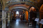 À l'entrée, le narthex et ses peintures murales classés au titre d'objet des monuments historiques de France.