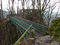 Blick über die Eisenbrücke zum Palas