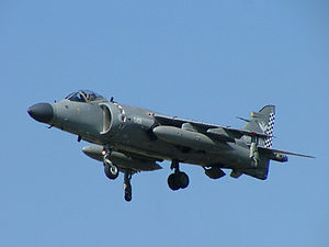 Sea Harrier FA2 za letu na letecké přehlídce Royal International Air Tattoo.