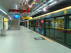 Estación Paulista con decoración de Navidad.