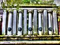 Fontaine aux pilastres doriques dans le parc du château