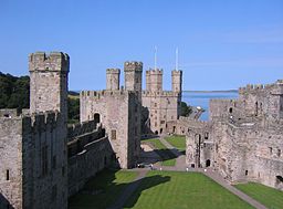 Caernarfons slott, från vänster till höger ses Svarta tornet, Chamberlaintornet, och Örntornet.