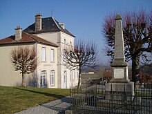 Chamberaud mairie et monument aux morts.jpg