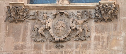 Detalle de los bajorrelieves de la ventana de la Iglesia de San Esteban.