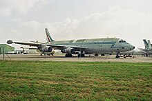 DC-8 stationné, qui a connu des jours meilleurs.