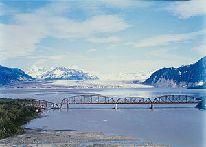 Miles Glacier Bridge im Vordergrund, dahinter die Gletscherzunge des Miles-Gletschers (1984)