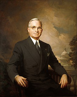 Le portrait officiel du président des États-Unis Harry S. Truman. (définition réelle 2 370 × 3 000)