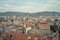 Vue sur l'hôtel-de-ville, la promenade de la Pantiero et les collines à l'est depuis le Suquet.