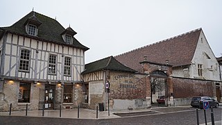 façade sur la place.