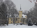 Herrenhaus (Schloss) mit Verwalterhaus (Kleines Schloss) und Nebengebäude, Pferdestall, Remise und Park